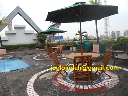 Set Meja Payung untuk Kolam Renang Kemang Apartment Jakarta Selatan