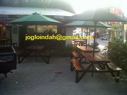 Bangku Payung Taman Lipat di Restoran Thailand Pucket Noodle Yogyakarta