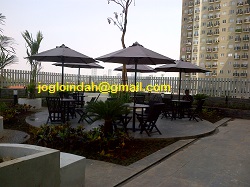 Set Meja Payung untuk area kolam renang Tower E apartemen Puri Parkview Meruya Jakarta Barat