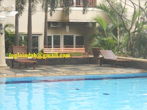 Kursi Santai Kolam Renang untuk Apartemen Mediterania Boulevard Residences