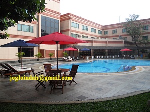 Meja Payung Kolam Renang untuk Serviced Apartment Kawasan Industri MM2100 Cikarang