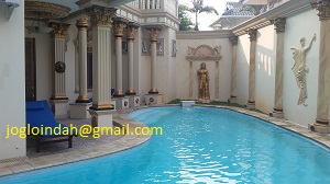 Kursi Santai Kolam Renang untuk kolam renang bergaya Mediterania di Lippo Karawaci Tangerang