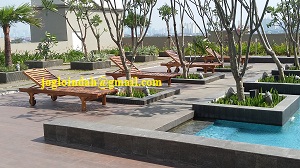 Kursi Santai Kolam Renang untuk poolside Apartemen Green Lake Sunter Jakarta Utara