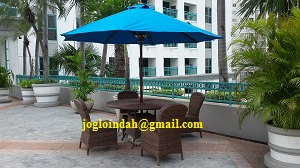 Set Meja Payung Rotan Sintetis untuk dipoolside Apartemen Pavilion Jakarta Pusat