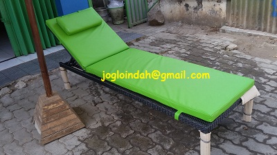 Kursi Kolam Renang Rotan Sintetis untuk Apartemen Central Park Residences Grogol Jakarta Barat