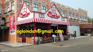Set Meja Makan Outdoor Kayu Jati di outlet Sweet Hut Green Terrace Taman Mini Jakarta Timur