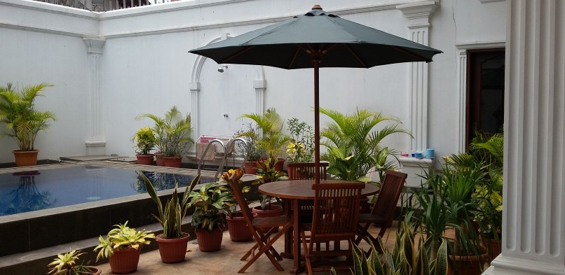 Set Meja Payung Taman untuk Kolam Renang Rumah di Komplek Garuda Indonesia Kalibata Jakarta Selatan