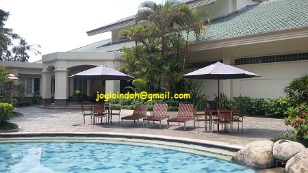 Set Meja Payung untuk pooldeck Kolam Renang R Hotel Rancamaya Ciawi Bogor