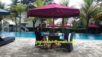 Set Meja Payung untuk Fasilitas Kolam Renang Istana Bunga Club House Rancamaya Ciawi Bogor