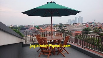 Set Meja Payung Taman untuk Kos Eksklusif di Pondok Karya Mampang Jakarta Selatan