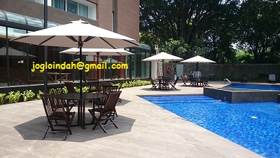 Set Meja Payung untuk Kolam Renang Swiss Bel Hotel Pondok Indah Jakarta Selatan