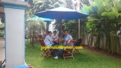 Set Meja Payung Taman untuk dihalaman Bimbel Quantum Research Tanah Kusir Jakarta Selatan