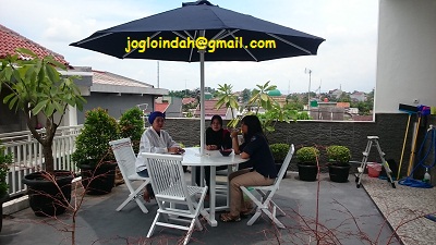 Set Meja Payung untuk teras rumah di Perumahan Pabuaran Indah Cilodong Depok