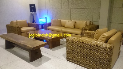 Sofa Rotan di Lounge Area Apartemen Senopati Jakarta Selatan
