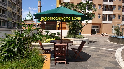 Meja Payung untuk Kolam Renang Apartemen Margonda Residence Depok