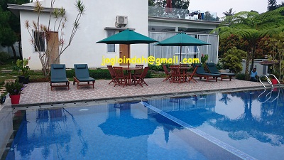 Meja Payung untuk Kolam Renang Villa Lody Puncak Bogor