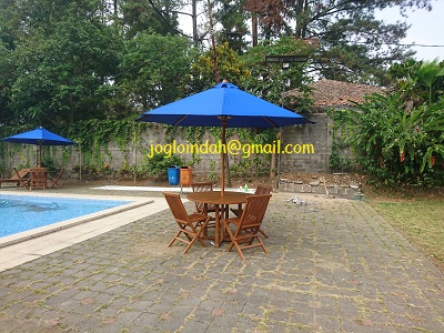 Set Meja Payung untuk Rumah Datar Cipayung Jaya Puncak Bogor