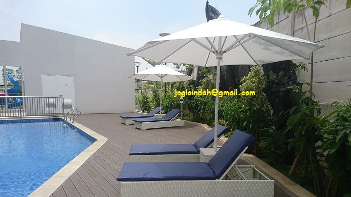 Set Poolchair dengan Payung Parasol untuk Via Alma Kota Delta Mas Cikarang Pusat