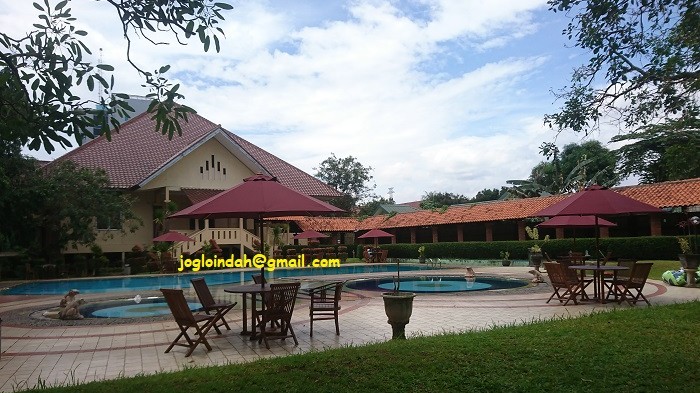 Set Meja Payung untuk Kolam Renang Wisma Makara Universitas Indonesia Depok