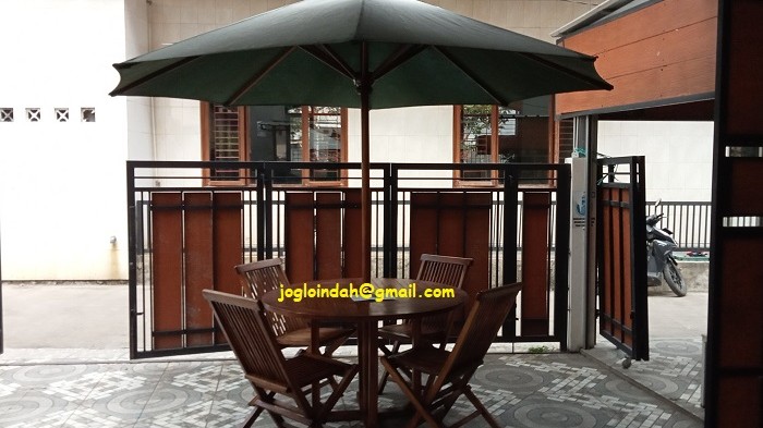 Meja Tenda Payung Kafe untuk Rumah Kost di Beji Depok