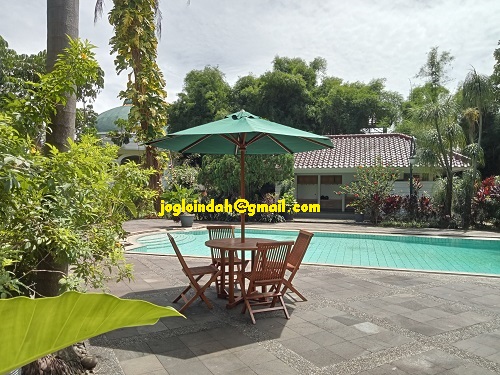 Meja Payung Kolam Renang di Cirendeu Tangerang Selatan