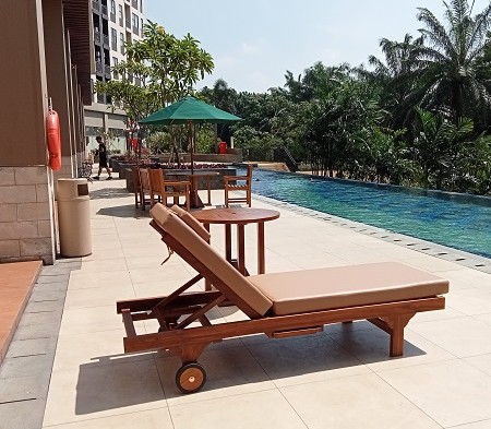 Kursi kolam renang kayu jati untuk Apartemen Trans Park Cibubur