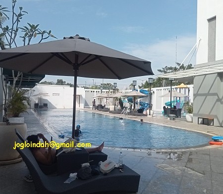 Payung Parasol Kolam Renang di Natura Sport Club Gunung Sindur