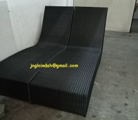 Sunbed / Kursi Kolam Renang Rotan Sintetis untuk Apartemen Trans Park Cibubur